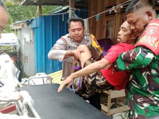 Cepat Tanggap, Babinsa Koramil 1002-06 Barabai Antar Warga Binaan ke Rumah Sakit