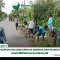 Wujud Kepedulian Lingkungan, Babinsa dan Warga Banua Asam Bersihkan Saluran Air