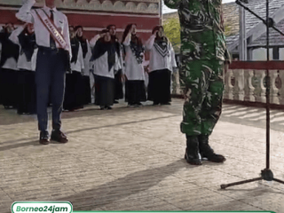 Tanamkan Disiplin dan Nasionalisme, Babinsa Labuan Amas Utara Pimpin Upacara di MTsN 14 HST